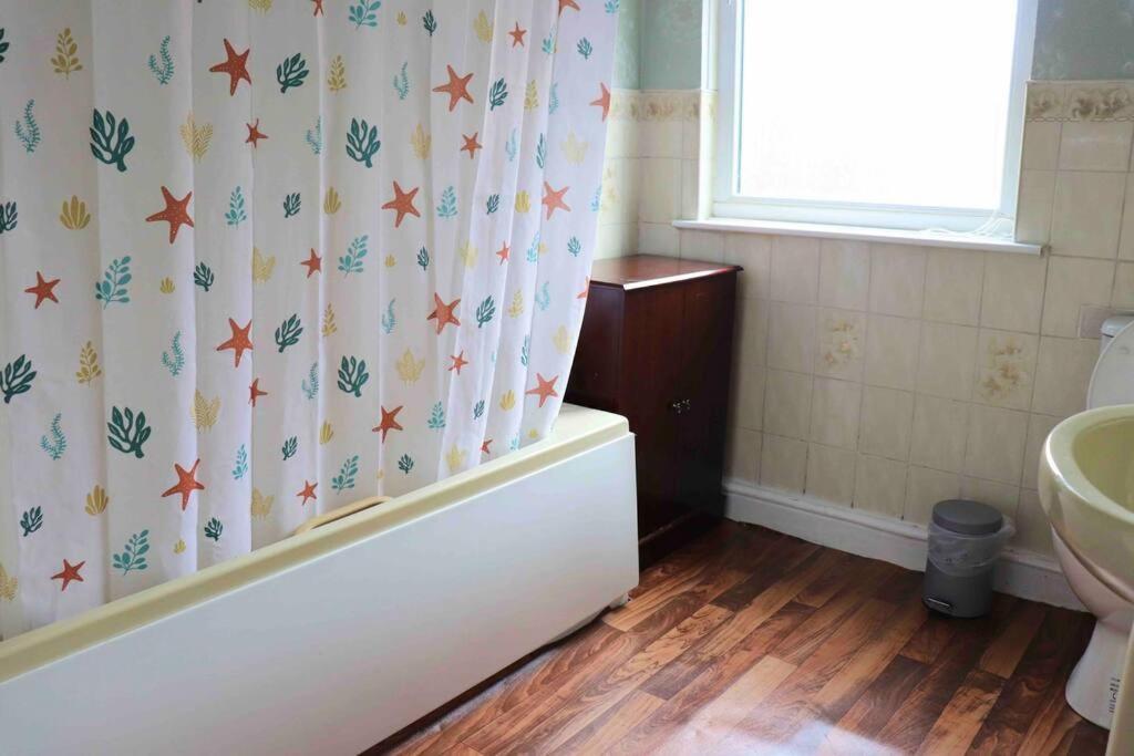 Peaceful 2 Bed House Free Wifi And Parking Apartment *